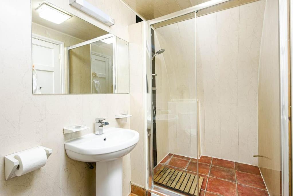 Unique 1 Bedroom Apartment-Bath Exteriör bild